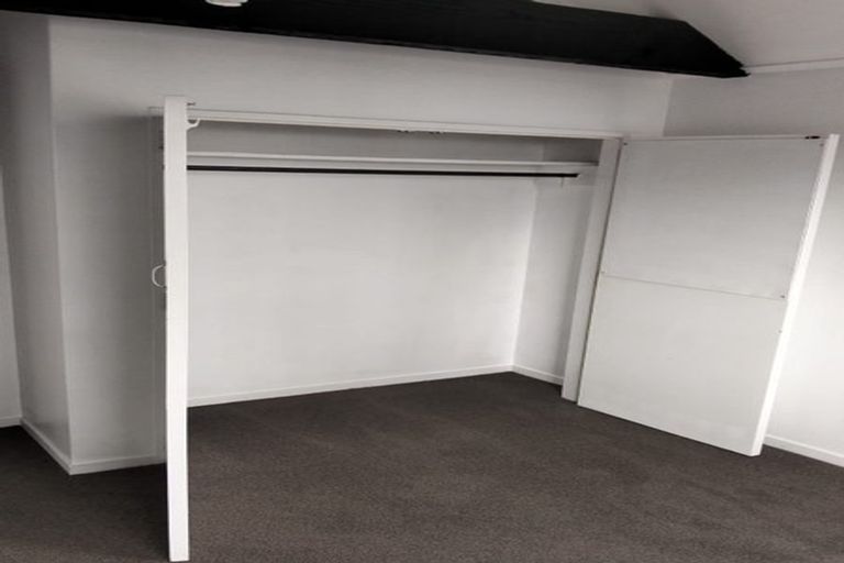 Photo of property in 112 Akaroa Drive, Maupuia, Wellington, 6022