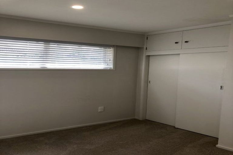 Photo of property in 2/7 Ian Place, Glendene, Auckland, 0602