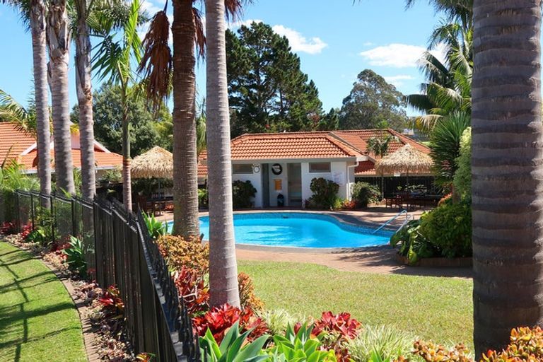 Photo of property in 36 Gillett Place, Botany Downs, Auckland, 2014