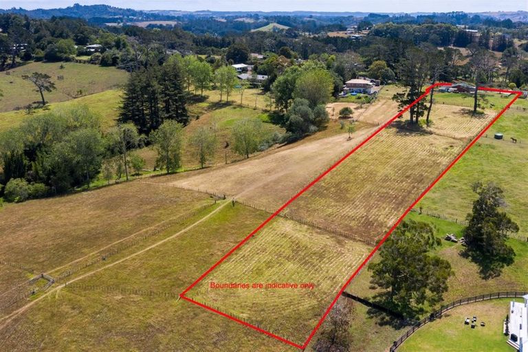 Photo of property in 137 Tawa Road, Kumeu, 0891