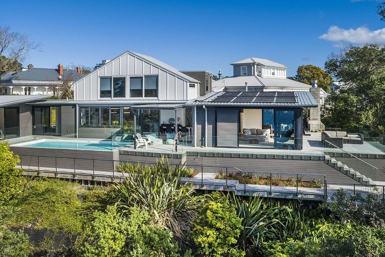 Photo of property in 10a First Avenue, Stanley Point, Auckland, 0624