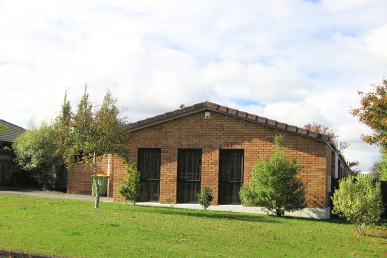 Photo of property in 4 Kookaburra Place, Botany Downs, Auckland, 2010