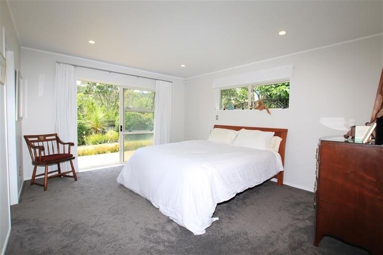 Photo of property in 10 Woodfern Crescent, Titirangi, Auckland, 0604