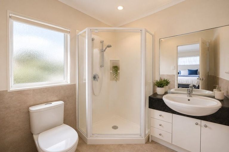 Photo of property in 18 Naul Place, East Tamaki Heights, Auckland, 2016