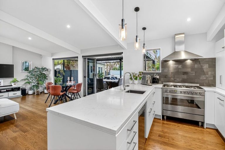Photo of property in 102 Walmer Road, Point Chevalier, Auckland, 1022