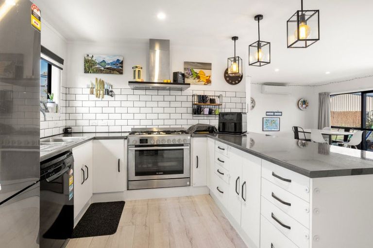 Photo of property in 15a Meadow Drive, Whitianga, 3510