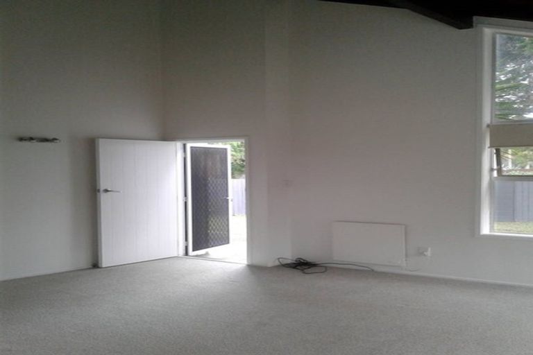 Photo of property in 1/307 Wairau Road, Totara Vale, Auckland, 0627