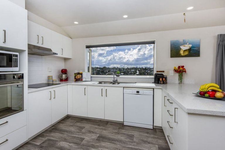 Photo of property in 3/133 Carlisle Road, Northcross, Auckland, 0632