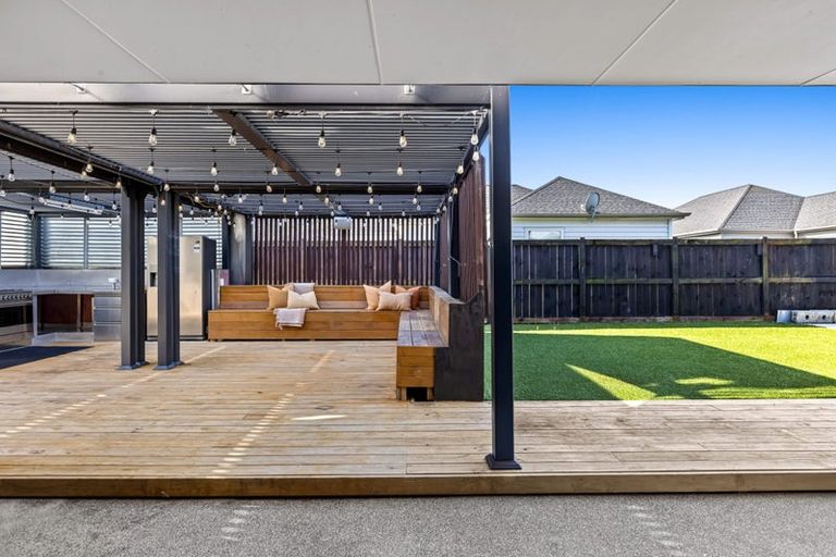 Photo of property in 14 Sir Lincoln Drive, Kumeu, 0810