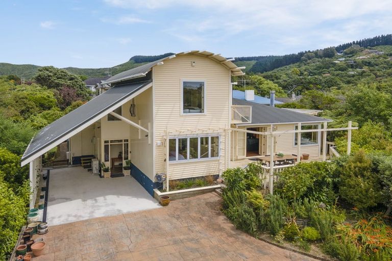 Photo of property in 5 Lyndhurst Road, Tawa, Wellington, 5028