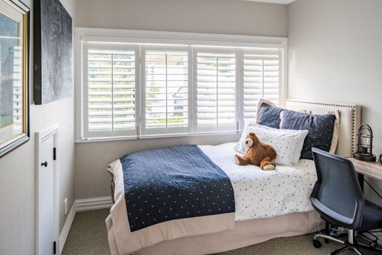 Photo of property in 21 Nikau Street, Eastbourne, Lower Hutt, 5013