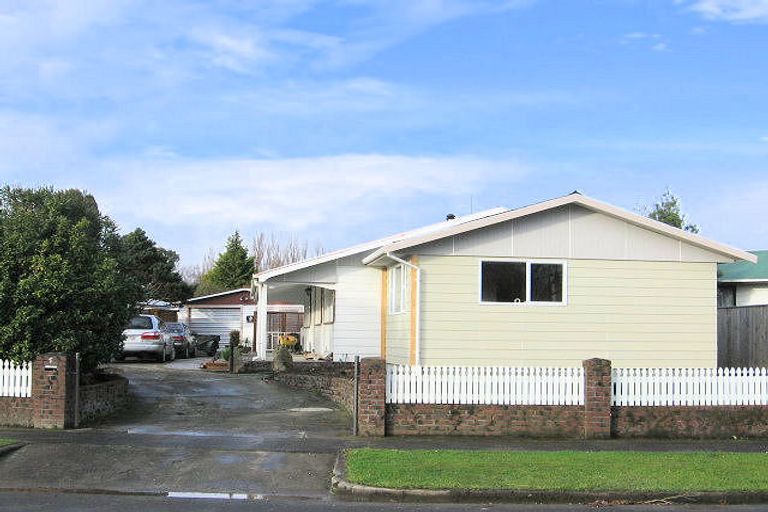 Photo of property in 5 Mokau Place, Terrace End, Palmerston North, 4410