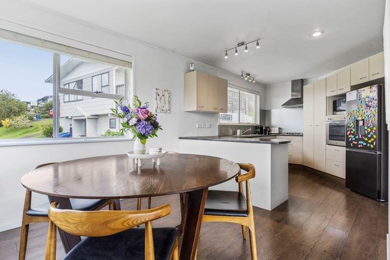 Photo of property in 52 Ravenwood Drive, Forrest Hill, Auckland, 0620