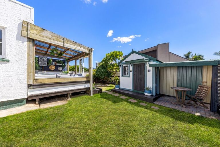 Photo of property in 32 Dignan Street, Point Chevalier, Auckland, 1022