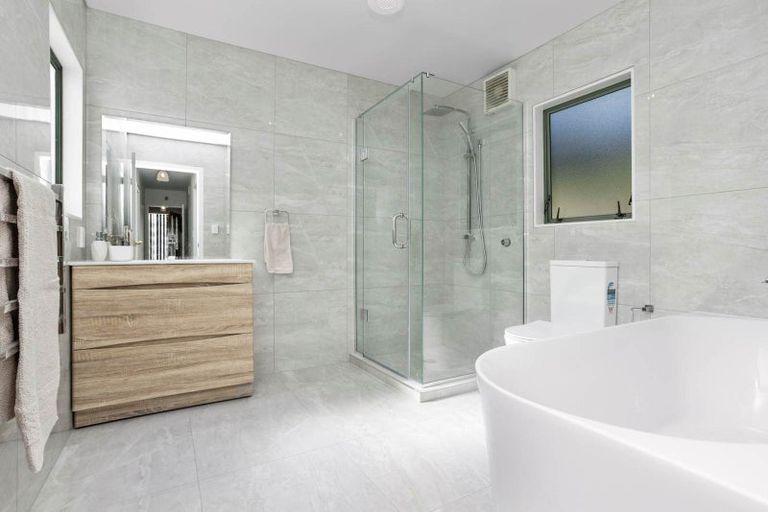 Photo of property in 2/6 Seaview Avenue, Northcote, Auckland, 0627