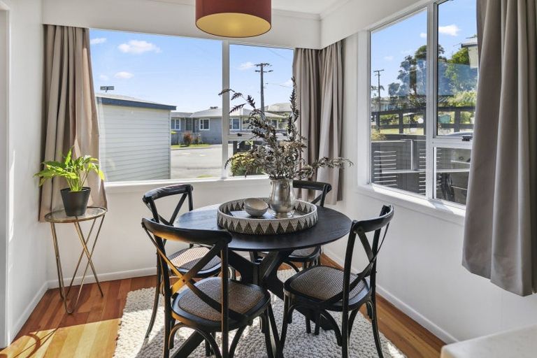 Photo of property in 27 Brooker Grove, Newlands, Wellington, 6037