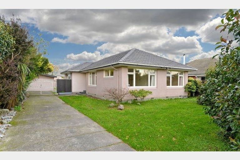 Photo of property in 18 Avonhead Road, Avonhead, Christchurch, 8042