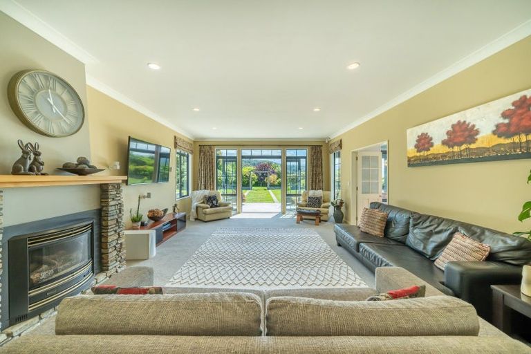 Photo of property in 30 Emerald Hill Drive, Birchville, Upper Hutt, 5018