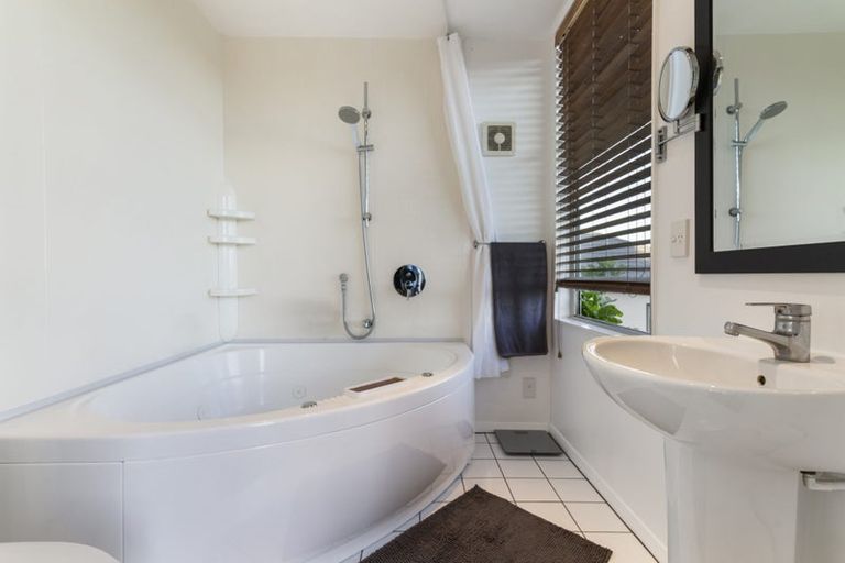 Photo of property in 27a Peter Terrace, Castor Bay, Auckland, 0620