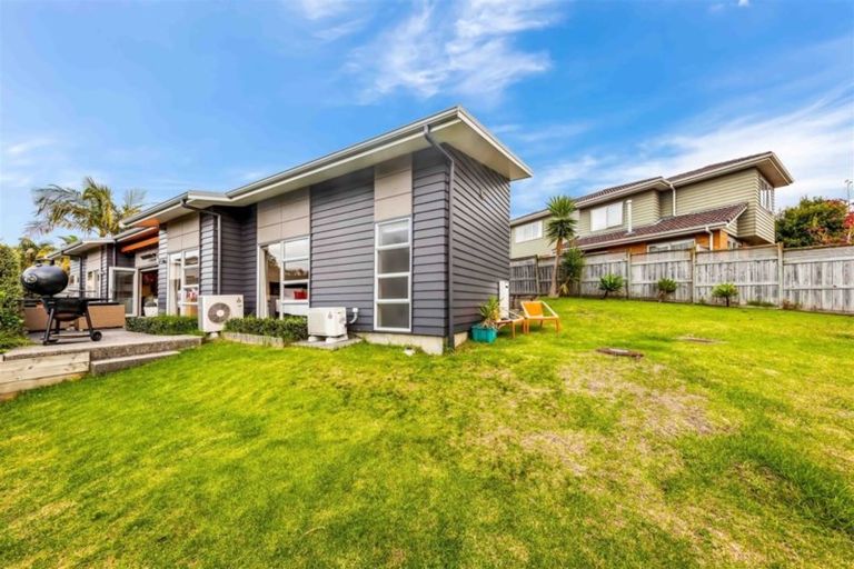 Photo of property in 16 Canyon Drive, Oteha, Auckland, 0632