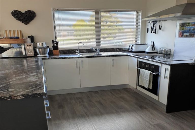 Photo of property in 16 Sandspit Road, Waiuku, 2123