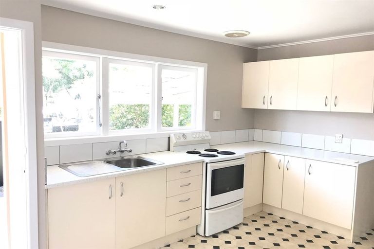 Photo of property in 2/40 Amberley Avenue, Te Atatu South, Auckland, 0610