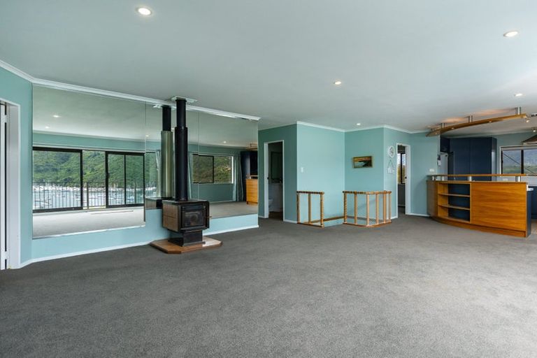 Photo of property in 324-328 Waikawa Road, Waikawa, Picton, 7220