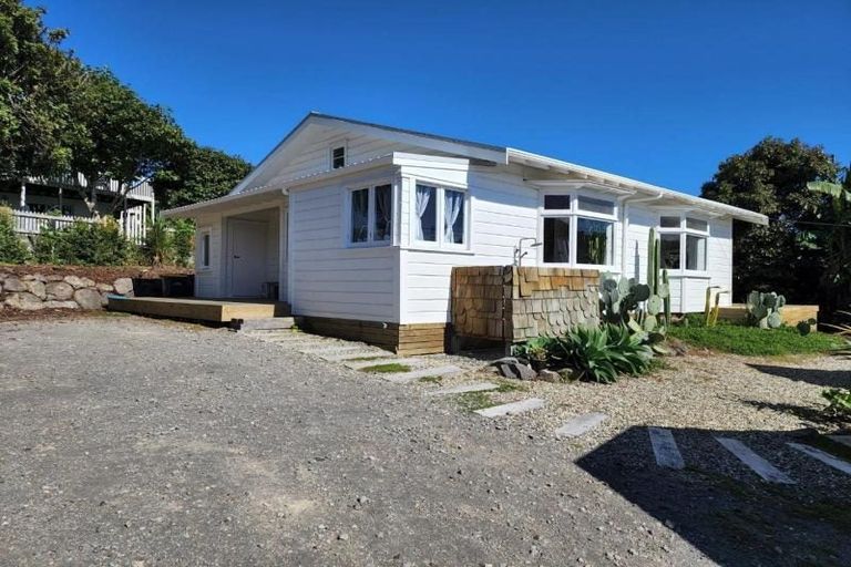 Photo of property in 20 Mcfarlane Street, Oakura, 4314