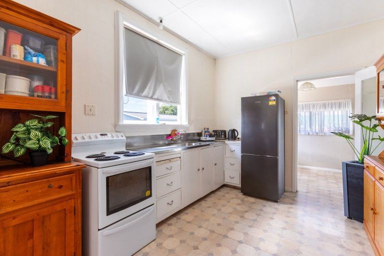 Photo of property in 2 Gladstone Street, Dannevirke, 4930