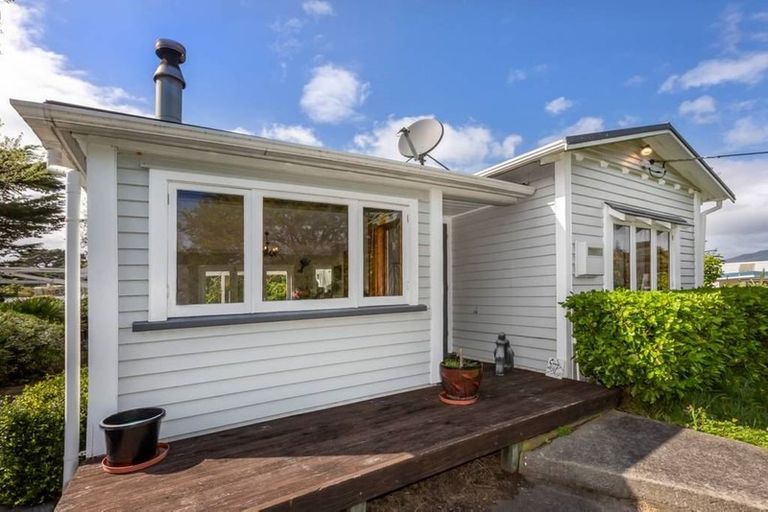 Photo of property in 62 Renown Road, Raumati South, Paraparaumu, 5032