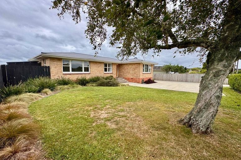 Photo of property in 16 Booth Crescent, Tuakau, 2121