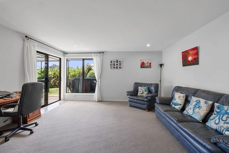 Photo of property in 14 Te Arakete Place, Hurworth, New Plymouth, 4310
