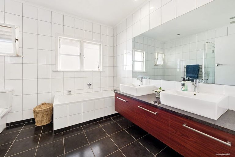 Photo of property in 52 Sturges Road, Henderson, Auckland, 0612