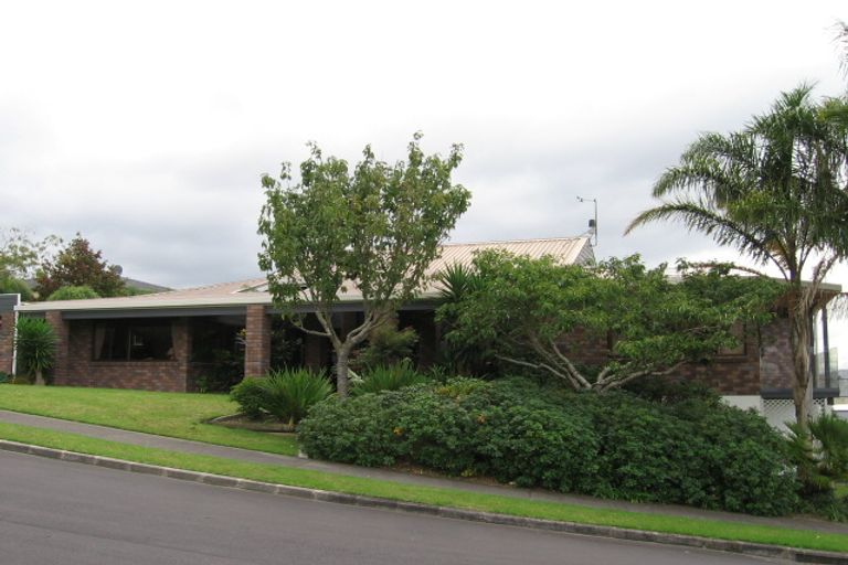 Photo of property in 24 Bernleigh Terrace, West Harbour, Auckland, 0618