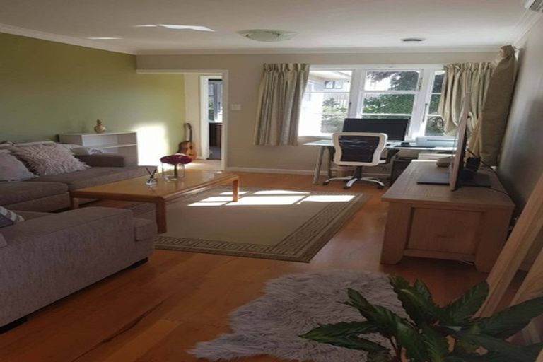 Photo of property in 15 Lyndfield Lane, Newlands, Wellington, 6037