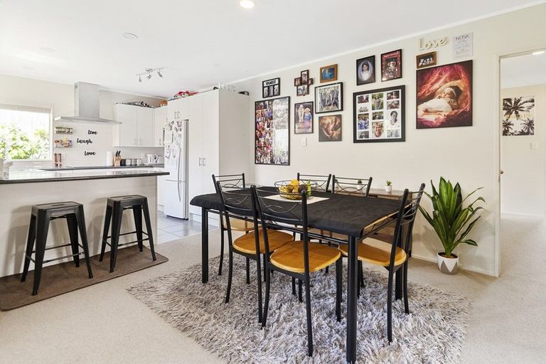 Photo of property in 2/12 Pat O'connor Place, Manurewa, Auckland, 2105