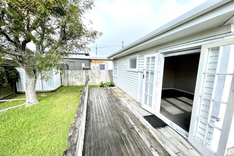 Photo of property in 1 Garadice Road, Rothesay Bay, Auckland, 0630