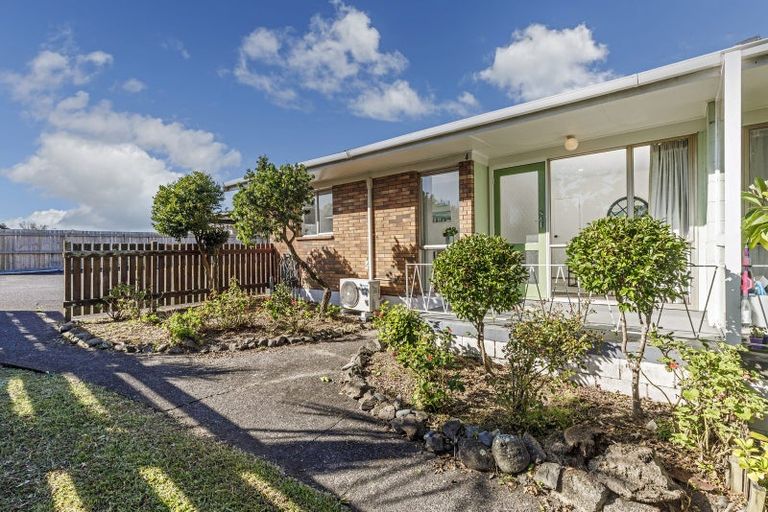 Photo of property in 4/236 Te Atatu Road, Te Atatu South, Auckland, 0610