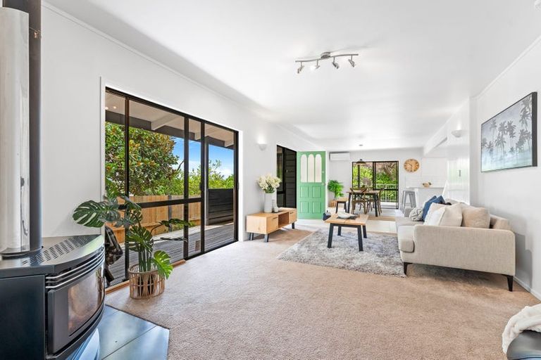 Photo of property in 6 Elliston Crescent, Stanmore Bay, Whangaparaoa, 0932