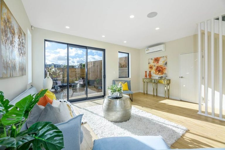 Photo of property in 12 September Place, Forrest Hill, Auckland, 0620