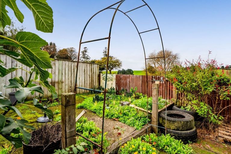 Photo of property in 18 Mills Street, Eltham, 4322