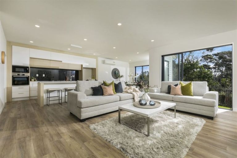 Photo of property in 14 Sauterne Road, Kumeu, 0810