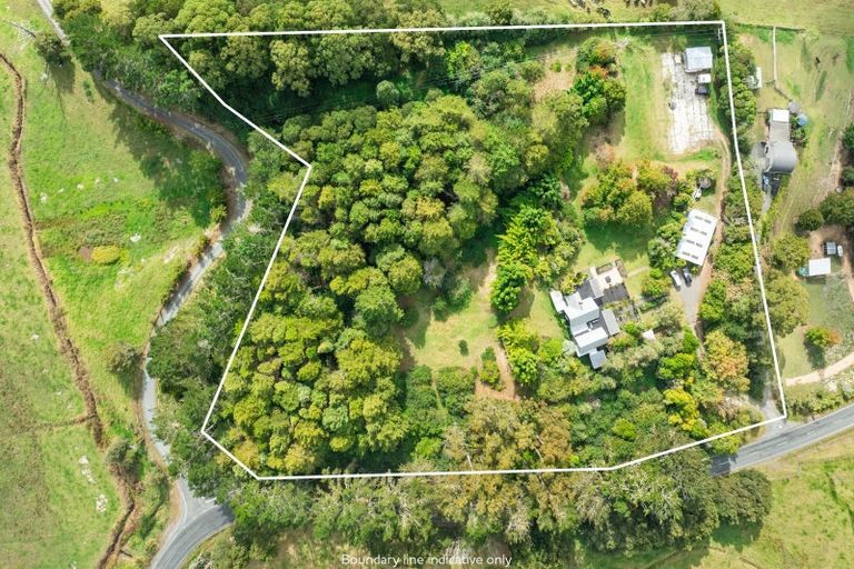 Photo of property in 305 Whananaki Road North, Opuawhanga, Hikurangi, 0181
