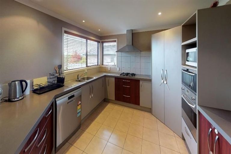 Photo of property in 19 Johnstone Drive, Fitzherbert, Palmerston North, 4410