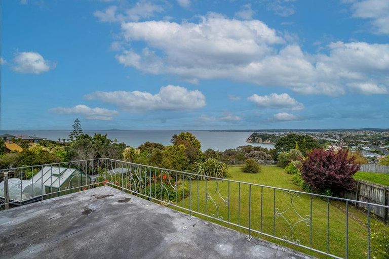 Photo of property in 31 Roberts Road, Matakatia, Whangaparaoa, 0930