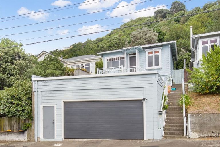 Photo of property in 176 Sutherland Road, Lyall Bay, Wellington, 6022