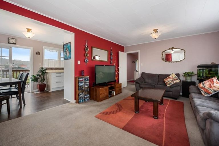 Photo of property in 42a Kowhai Avenue, Ebdentown, Upper Hutt, 5018