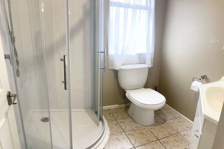 Photo of property in 18 Maidstone Place, Oteha, Auckland, 0632