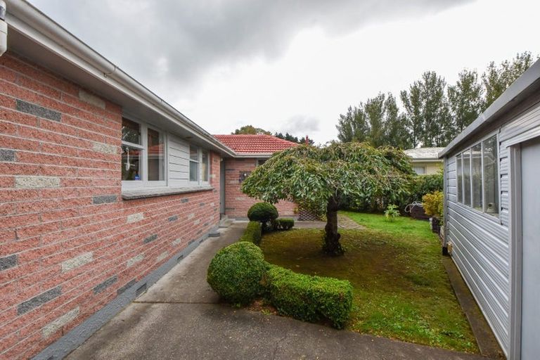 Photo of property in 1 Hughan Place, Carterton, 5713