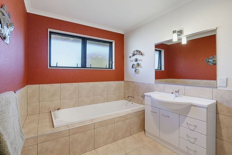 Photo of property in 28b Johnstone Drive, Fitzherbert, Palmerston North, 4410